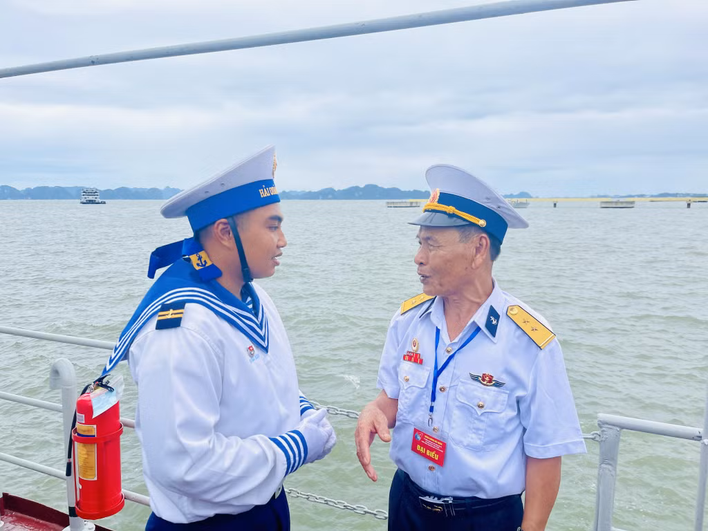 Ông Đỗ Ka Tụng (phường Cửa Ông, TP Cẩm Phả), người chiến sĩ Hải quân từng tham gia trận chiến đấu tại cửa sông Gianh (tỉnh Quảng Bình) chia sẻ với trung sỹ Phạm Hải Nam (tàu 511 Hải đội 4 Lữ đoàn 169) về trận chiến năm xưa.
