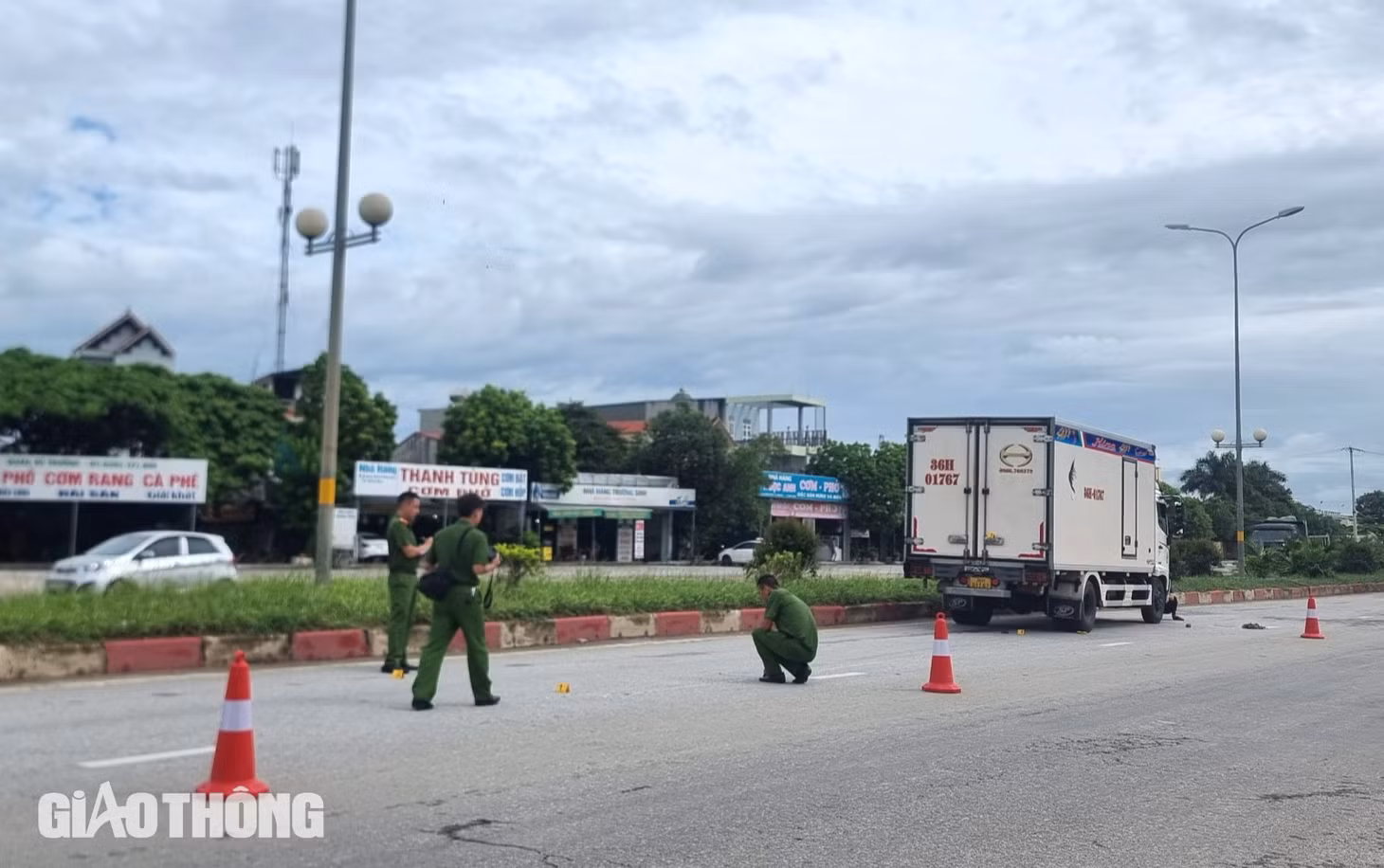 Cơ quan công an đang khám nghiệm hiện trường vụ TNGT khiến cụ bà tử vong.