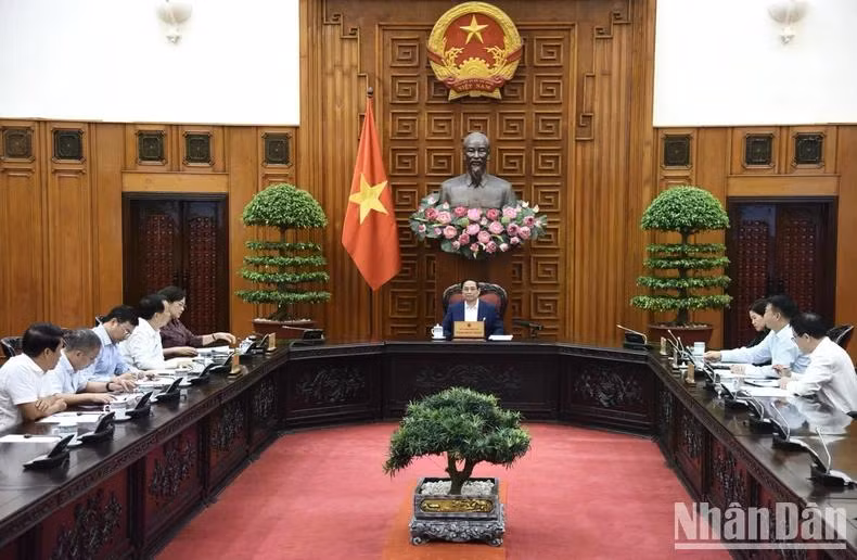 Thủ tướng Phạm Minh Chính chủ trì cuộc họp với một số bộ, ngành về điều hành chính sách tiền tệ. (Ảnh: Trần Hải)