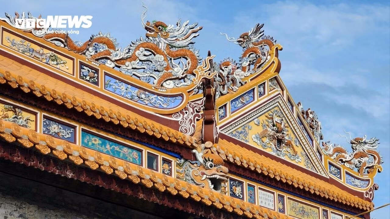 Phần mái sau khi trùng tu với ngói lưu ly; hoạ tiết hình rồng, hoa lá... được làm sắc nét.