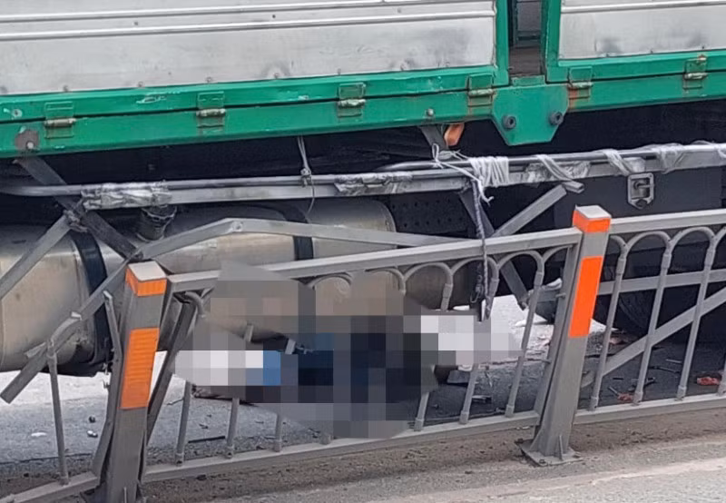 Nạn nhân bị văng vào gầm xe tải bị cán tử vong.