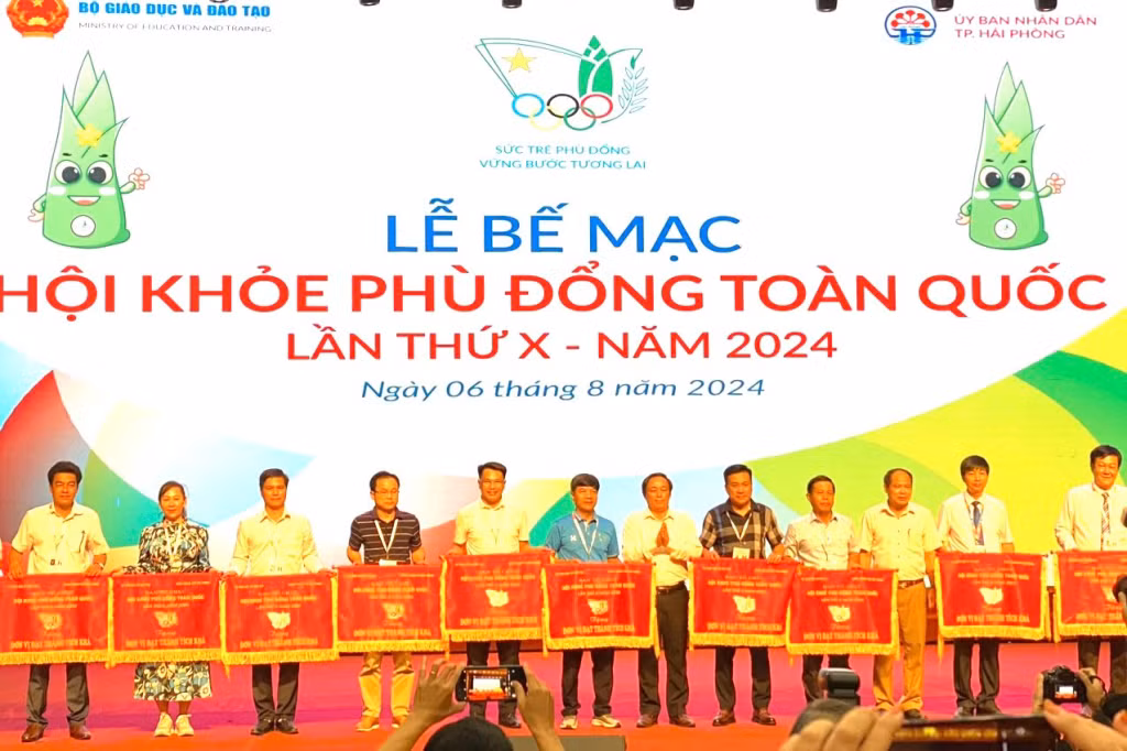 Ban Tổ chức trao Cờ khá toàn đoàn cho các đoàn, trong đó có đoàn Quảng Ninh.