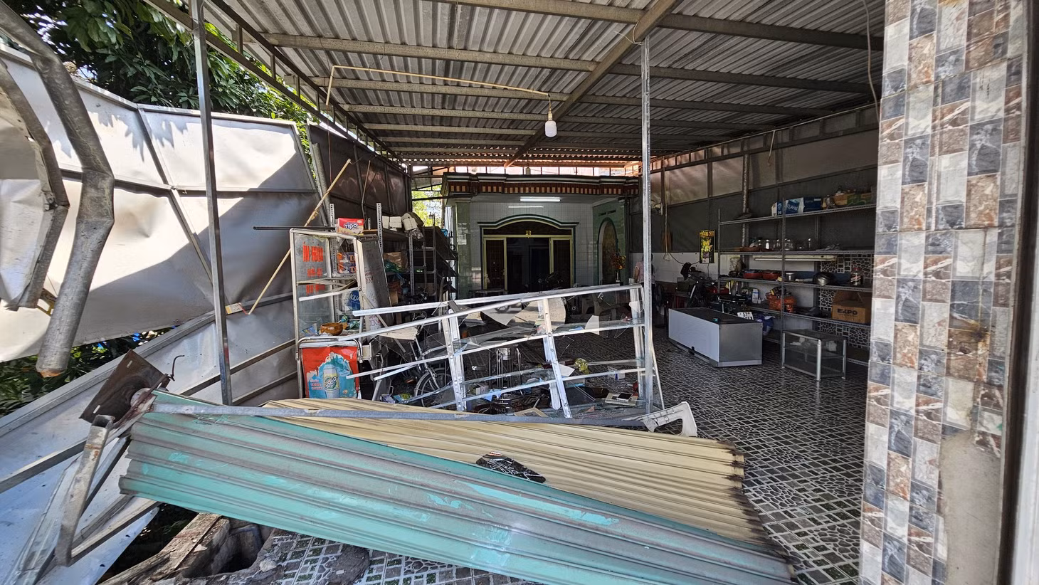Nhiều đồ đạc trong nhà dân bị tông hư hỏng. Ảnh: T.K