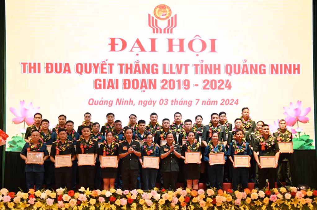 Nhiều tập thể, cá nhân có thành tích xuất sắc trong Phong trào TĐQT giai đoạn 2019-2024 vinh dự được nhận khen thưởng của Bộ CHQS tỉnh.
