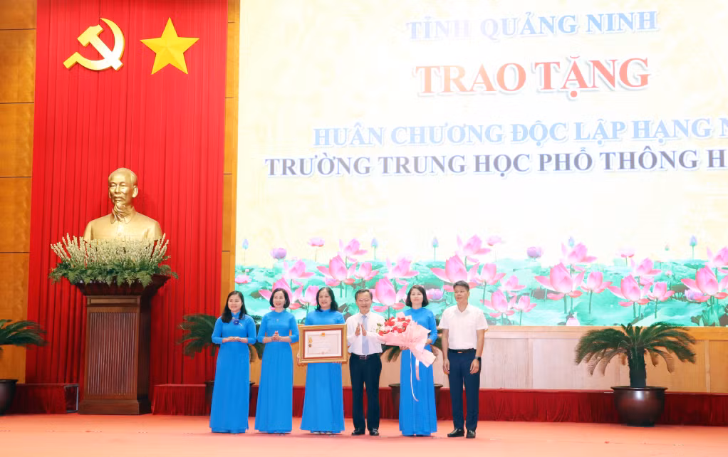 Thừa ủy quyền của Chủ tịch nước, đồng chí Cao Tường Huy, Chủ tịch UBND tỉnh trao tặng Huân Chương độc lập Hạng Nhì cho Trường THPT Hòn Gai.