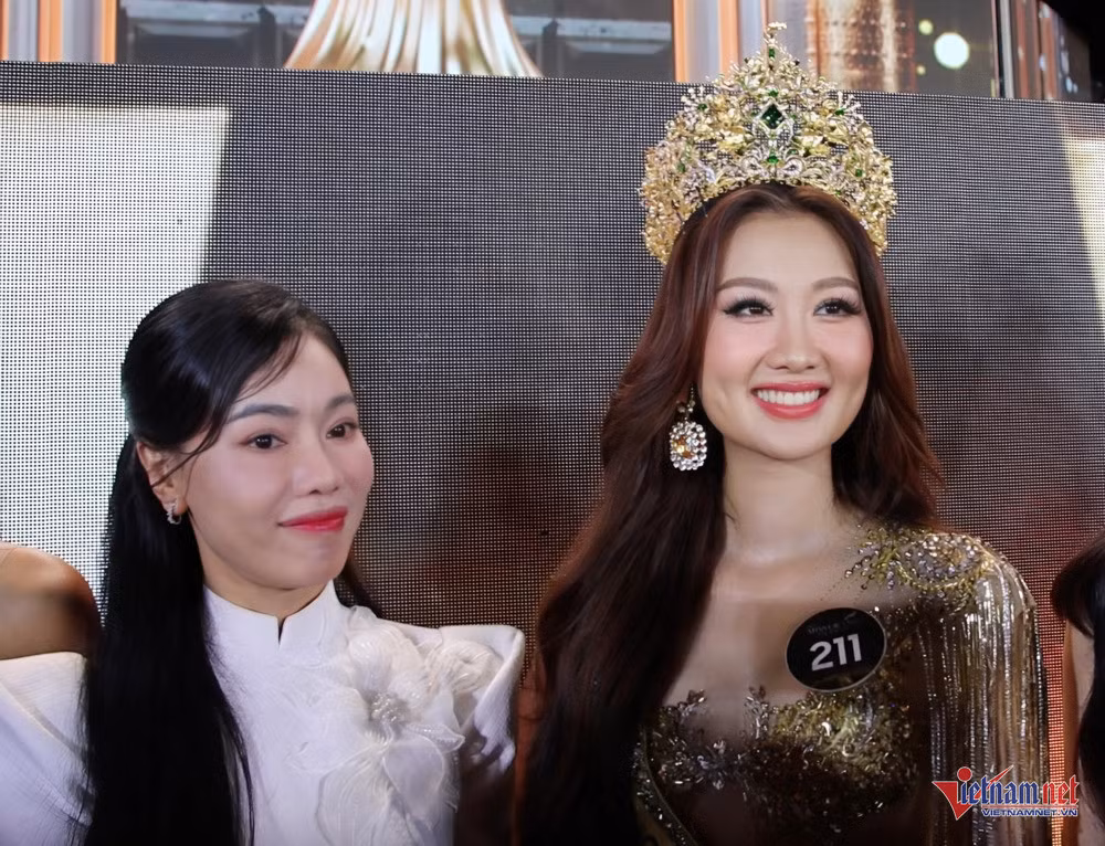 Trưởng BTC - bà Phạm Kim Dung và hoa hậu Quế Anh. Ảnh: Thanh Phi