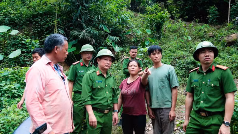 Công an huyện Văn Yên phối hợp tìm kiếm cháu nhỏ bị mất tích. Ảnh: Người dân cung cấp
