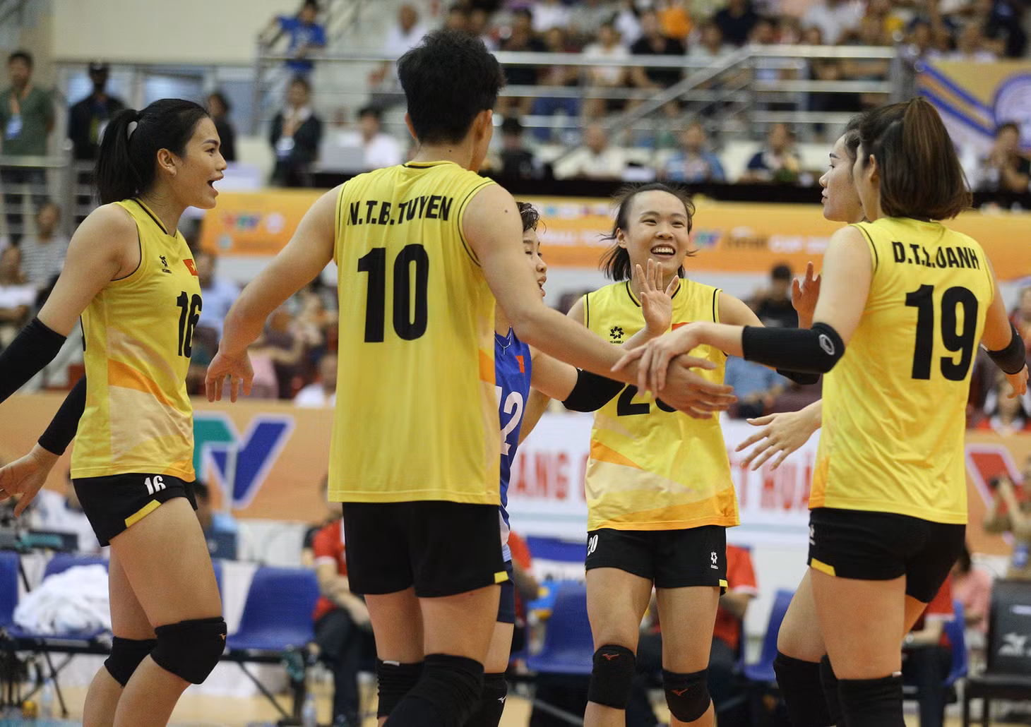 Tuyển bóng chuyền nữ Việt Nam có chiến thắng đầu tiên tại VTV Cup 2024. Đối thủ tiếp tiếp theo của thầy trò HLV Nguyễn Tuấn Kiệt là Paint Masters (Philippines). Trận đấu này diễn ra lúc 19h ngày 27/8.