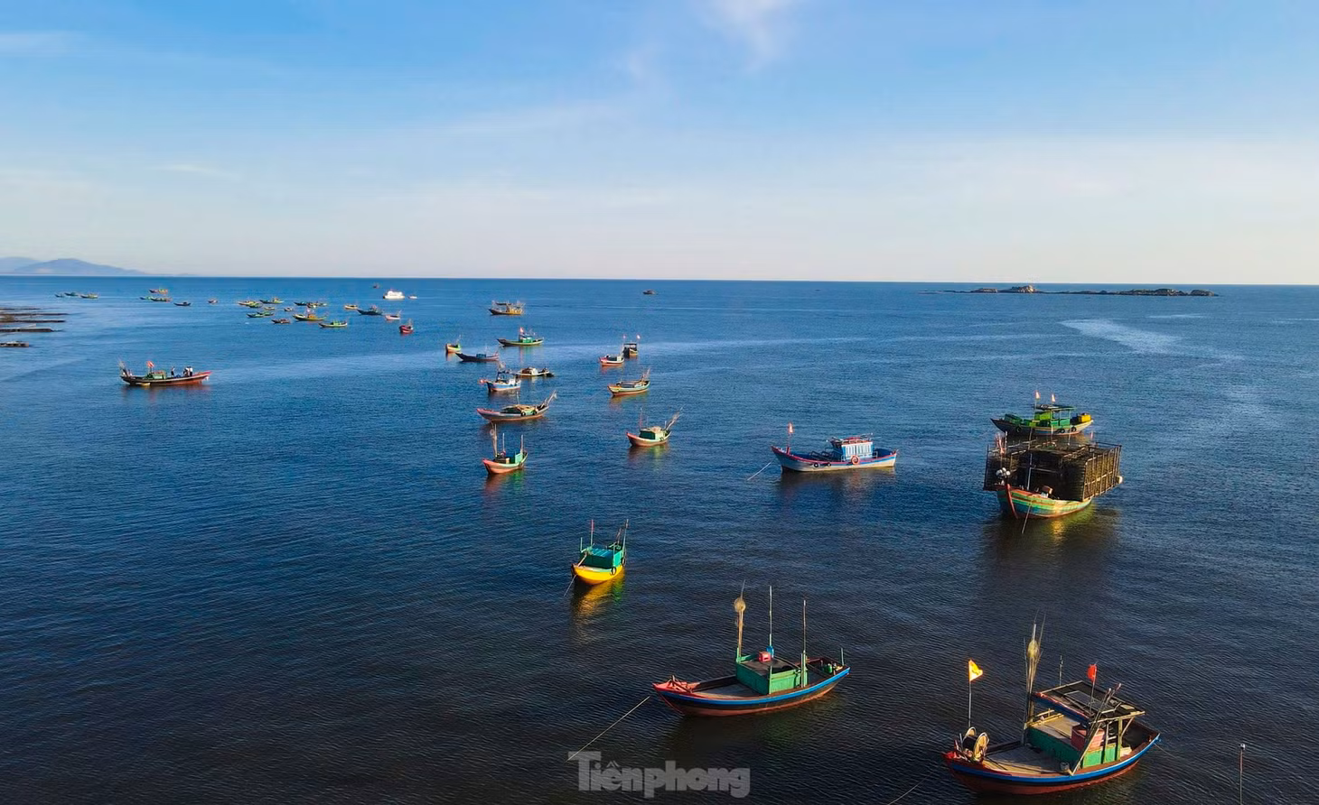 Mặt trời ló rạng cũng chính là thời điểm từng đoàn thuyền đánh cá nối đuôi nhau mang những khoang hải sản đầy ắp trở về