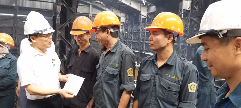 Chủ tịch Công đoàn Đỗ Văn Tăng động viên, khen thưởng CNLĐ tại vị trí sản xuất.
