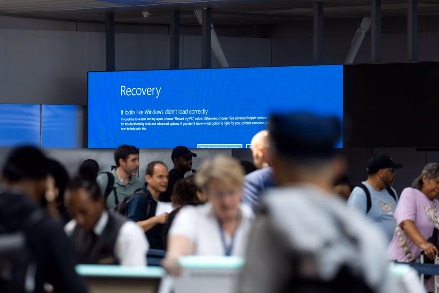 Màn hình Windows Recovery hiển thị tại sân bay quốc tế John F. Kennedy ở New York, Mỹ ngày 19/7. Ảnh: Bloomberg