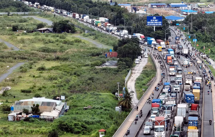 Ô tô xếp hàng dài khoảng 3km để chờ lưu thông qua cầu Phú Mỹ.