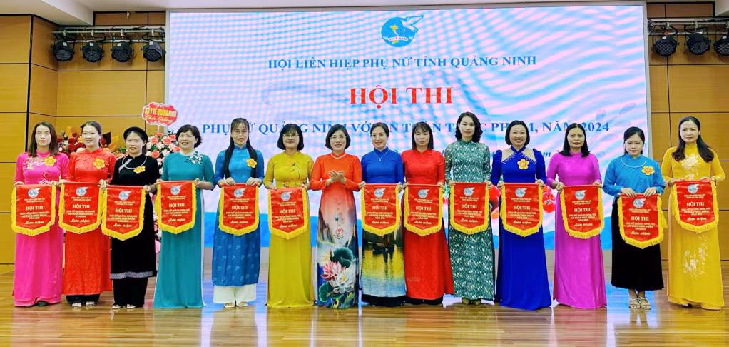 Ban Tổ chức tặng Cờ lưu niệm cho các đội tham gia hội thi.