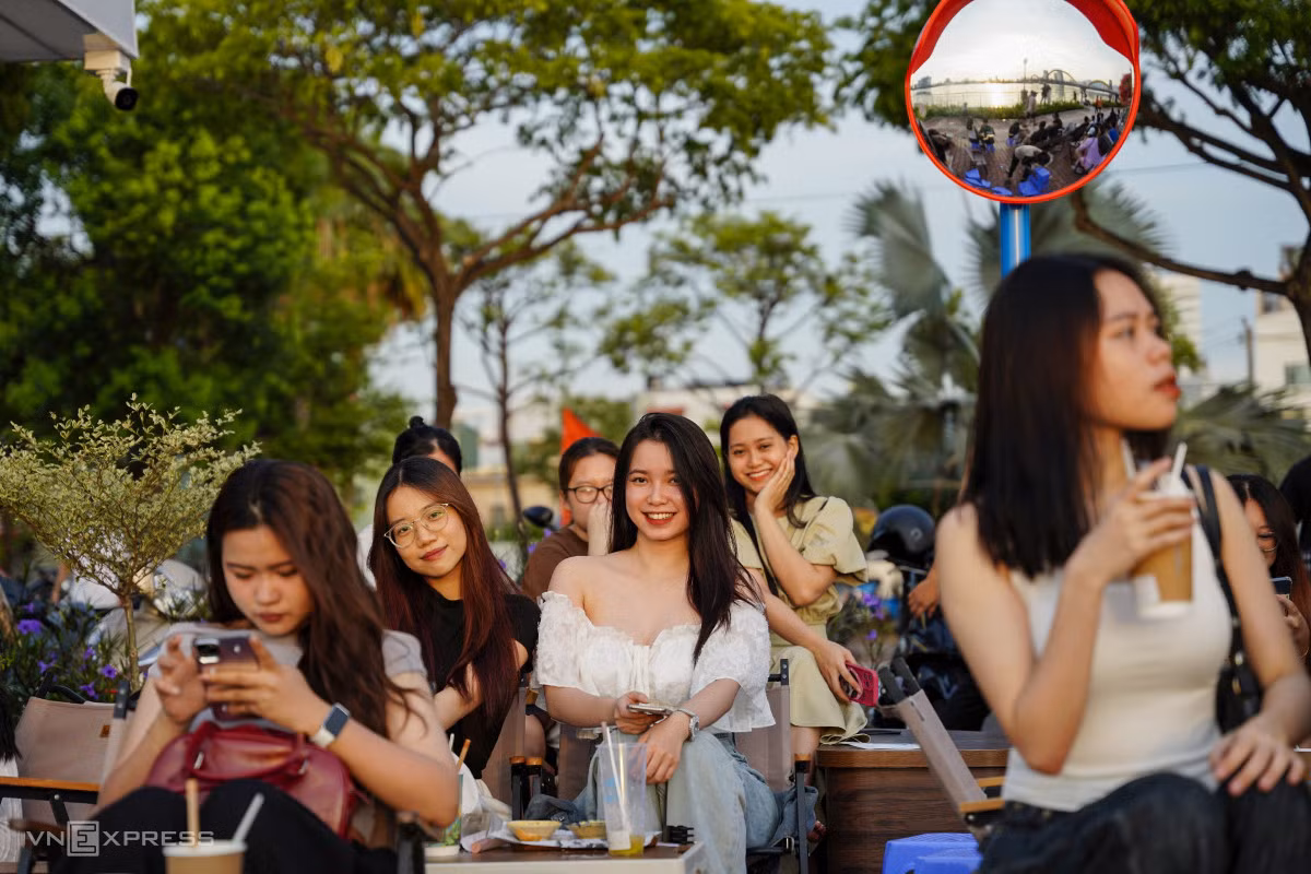 Ngọc Khánh (áo trắng), sinh viên năm 2 Trường Đại học Kiến trúc Đà Nẵng, cho biết uống cà phê ngắm bình minh là một trải nghiệm thú vị, khi được tận hưởng không khí bình minh, ngắm thành phố thanh bình.