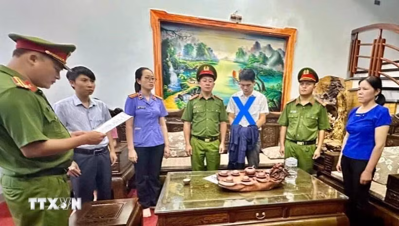 Công bố lệnh bắt bị can để tạm giam đối với Nguyễn Trọng Thức, Phó giám đốc Sở Công Thương tỉnh Lai Châu. (Ảnh: TTXVN phát)