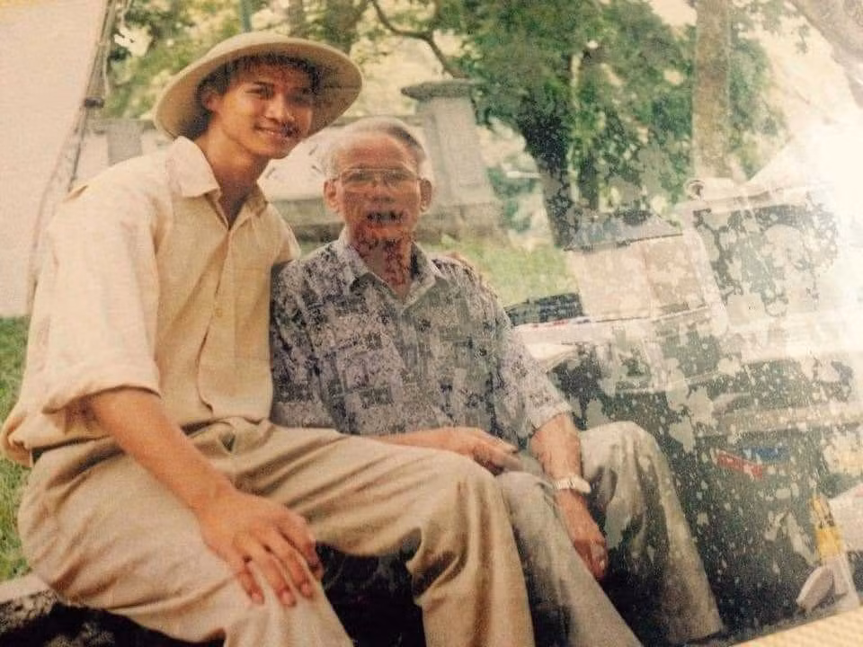 Đạo diễn Nguyễn Tiến Dũng (trái) đóng một vai nhỏ trong phim Tiếng cồng định mệnh của đạo diễn Nguyễn Khắc Lợi.