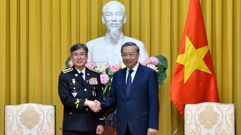 Tổng Bí thư, Chủ tịch nước Tô Lâm tiếp Tư lệnh Cơ quan Cảnh sát biển Hàn Quốc Kim Jong Uk. (Ảnh: ĐĂNG KHOA)