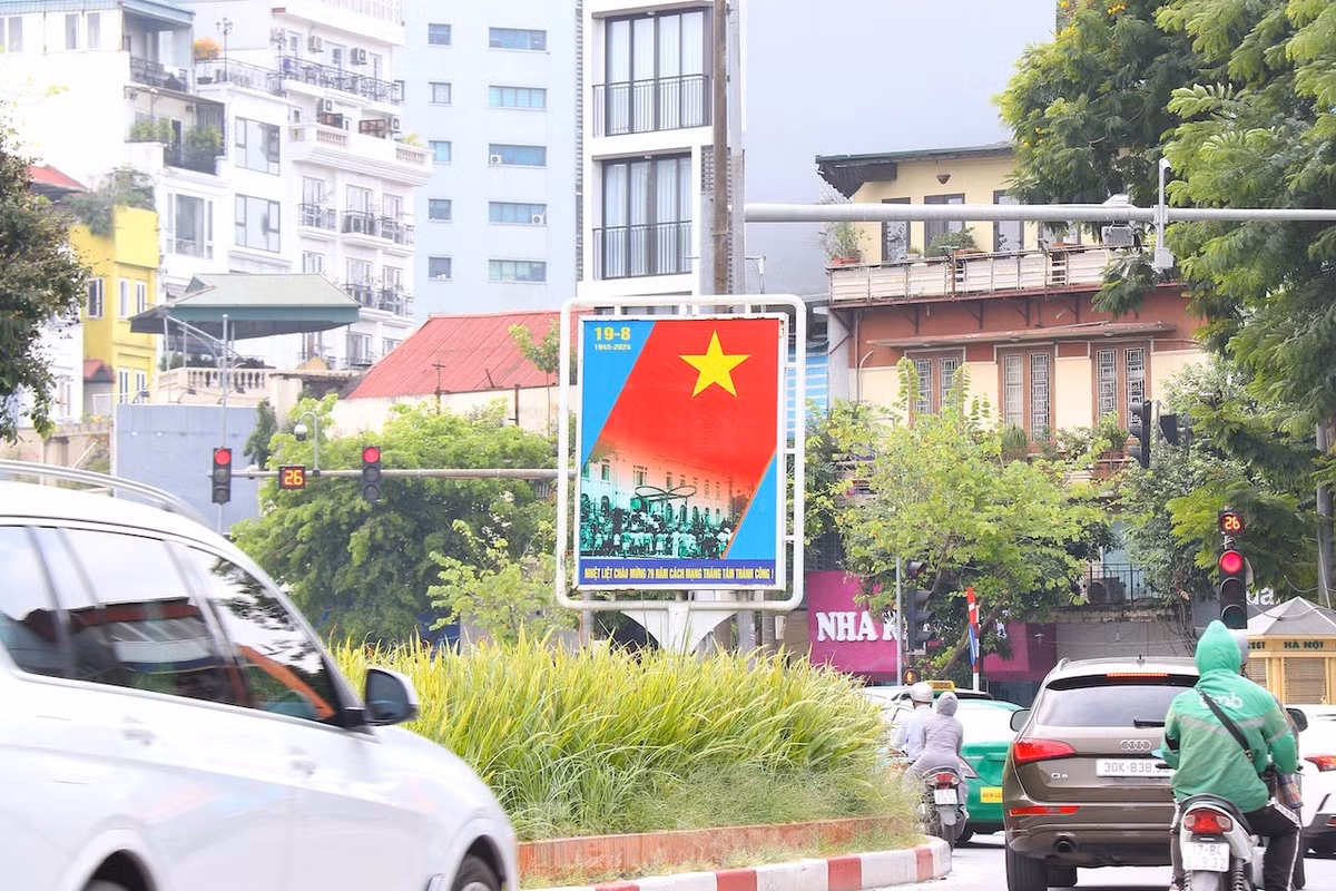 Tại các nút giao thông cũng được đặt các tấm áp phích lớn chào mừng Quốc khánh 2-9.