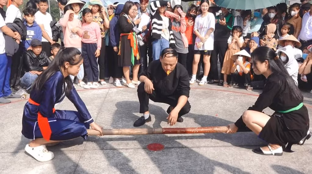 Thi đấu đẩy gậy tại Làng DTTS xã Bình Dân (huyện Vân Đồn). Ảnh: Từ Thị Sinh (Công chức văn hoá xã Bình Dân)