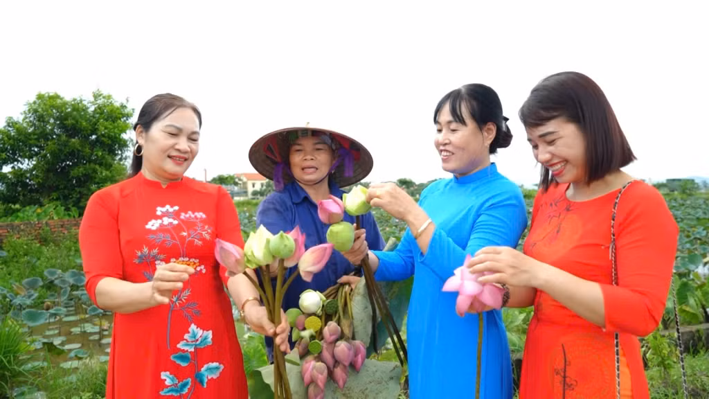 Du khách hào hứng chụp những bức hình đẹp với hoa sen. Ảnh Nguyễn Mạnh Ngát