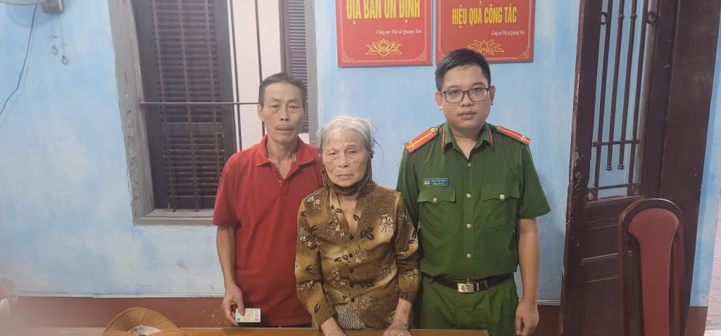 Công an phường Quảng Yên bàn giao người đi lạc cho gia đình.