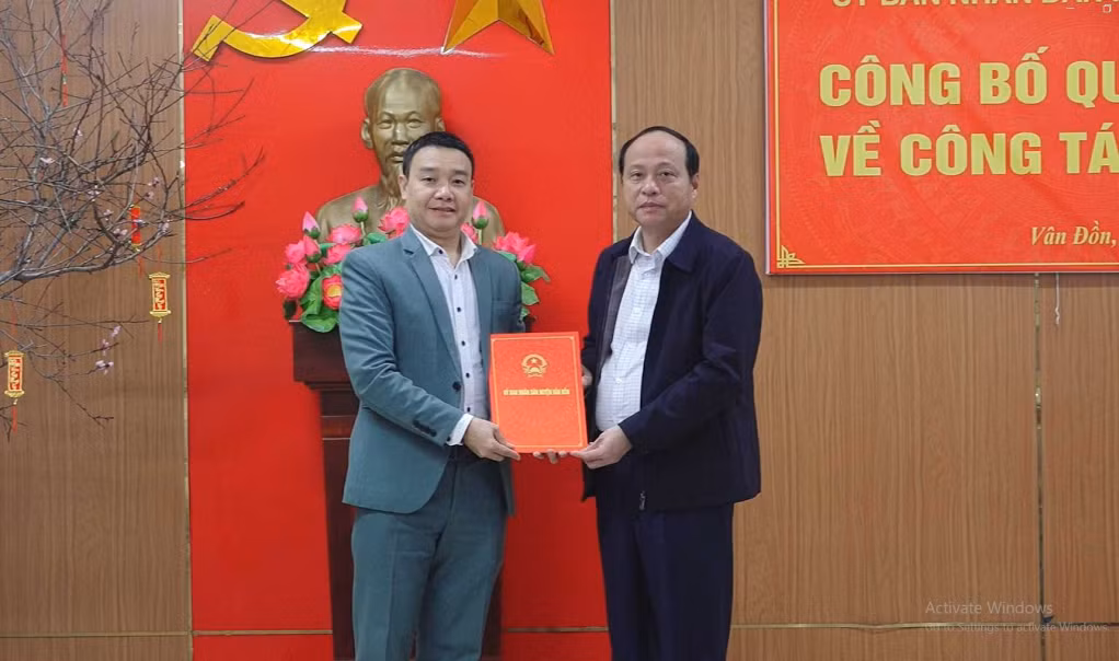 Đồng chí Nguyễn Đức Hưởng, Chủ tịch UBND huyện trao Quyết định điều động, bổ nhiệm đồng chí Đinh Bùi Hải Sơn, Phó Bí thư Đảng uỷ - Chủ tịch UBND xã Thắng Lợi.