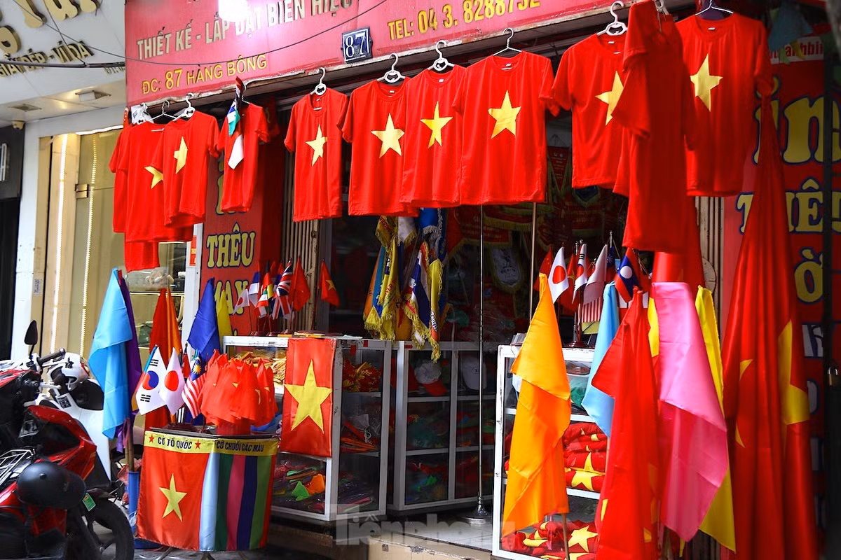 Cờ tổ quốc, áo cờ đỏ sao vàng được bày bán tại tuyến phố Hàng Bông.