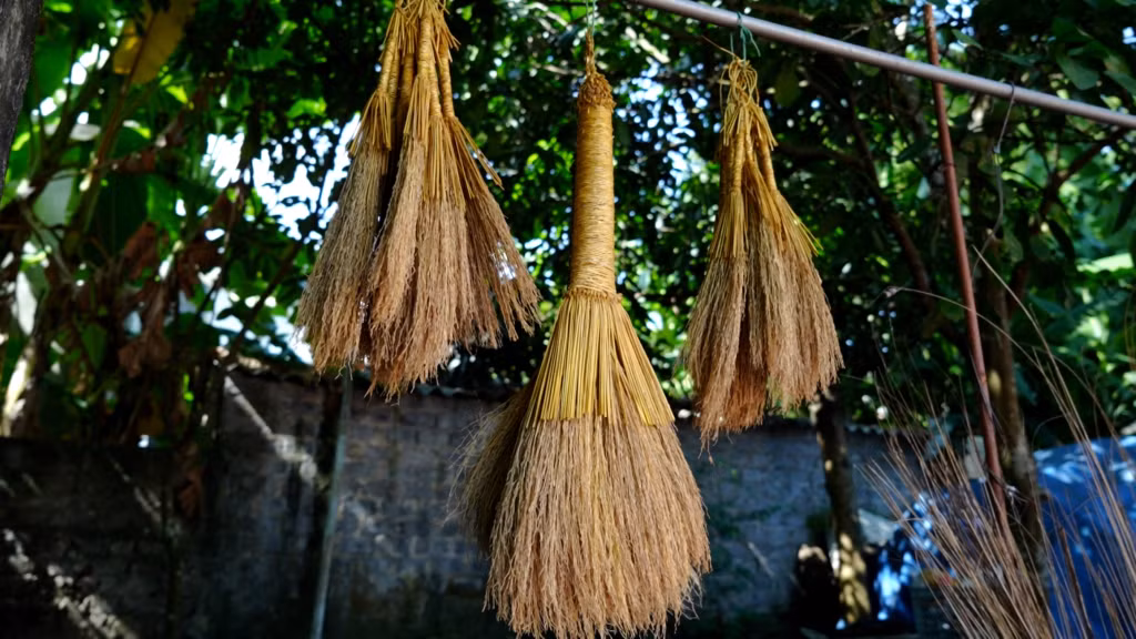 Sản phẩm chổi thủ công trở thành vật dụng gắn bó thân thuộc với đời sống sinh hoạt của cư dân nông nghiệp lúa nước.