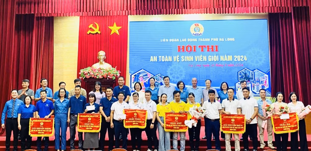 Ban tổ chức trao giải cho các đội thi.