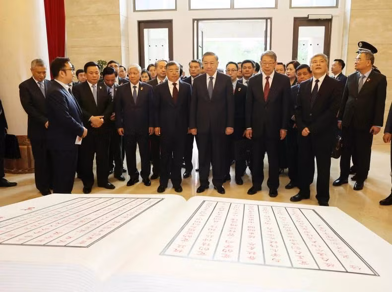 Tổng Bí thư, Chủ tịch nước Tô Lâm thăm phòng truyền thống của Trường Đảng Trung ương Đảng Cộng sản Trung Quốc. (Ảnh: Trí Dũng-TTXVN)