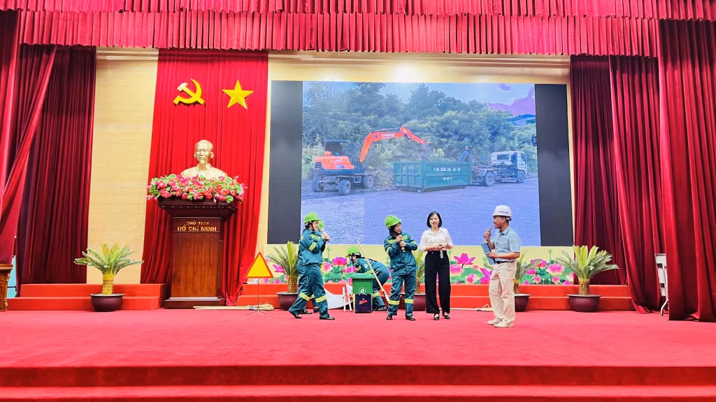 Phần thi chào hỏi của Công đoàn Công ty CP Đầu tư và phát triển môi trường đô thị Quảng Ninh.