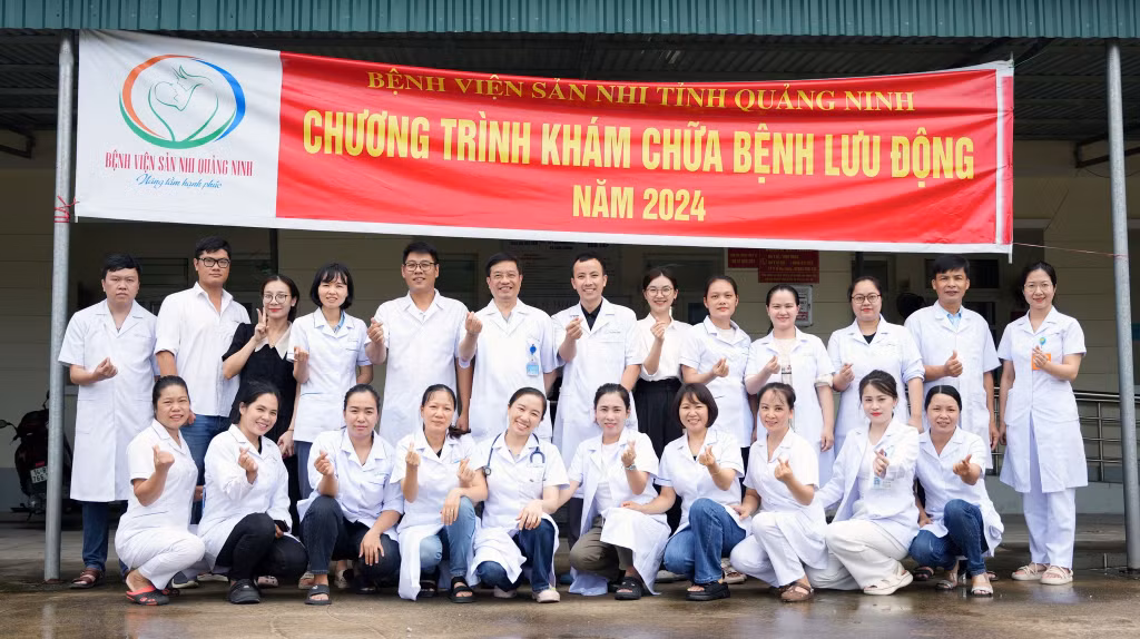 Các y, bác sĩ Bệnh viện Sản Nhi Quảng Ninh tổ chức chương trình khám, chữa bệnh và cấp phát thuốc miễn phí cho người dân xã Sơn Dương (TP Hạ Long).