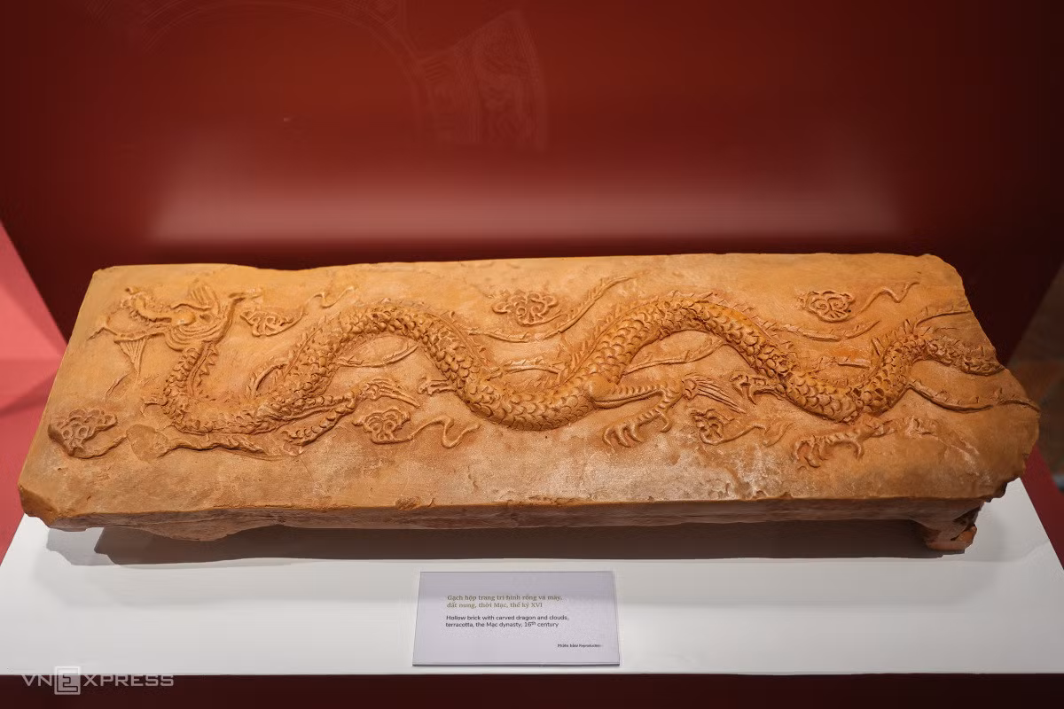 Gạch hộp trang trí hình rồng và mây bằng đất nung, chế tác thời Mạc (1527 - 1592).