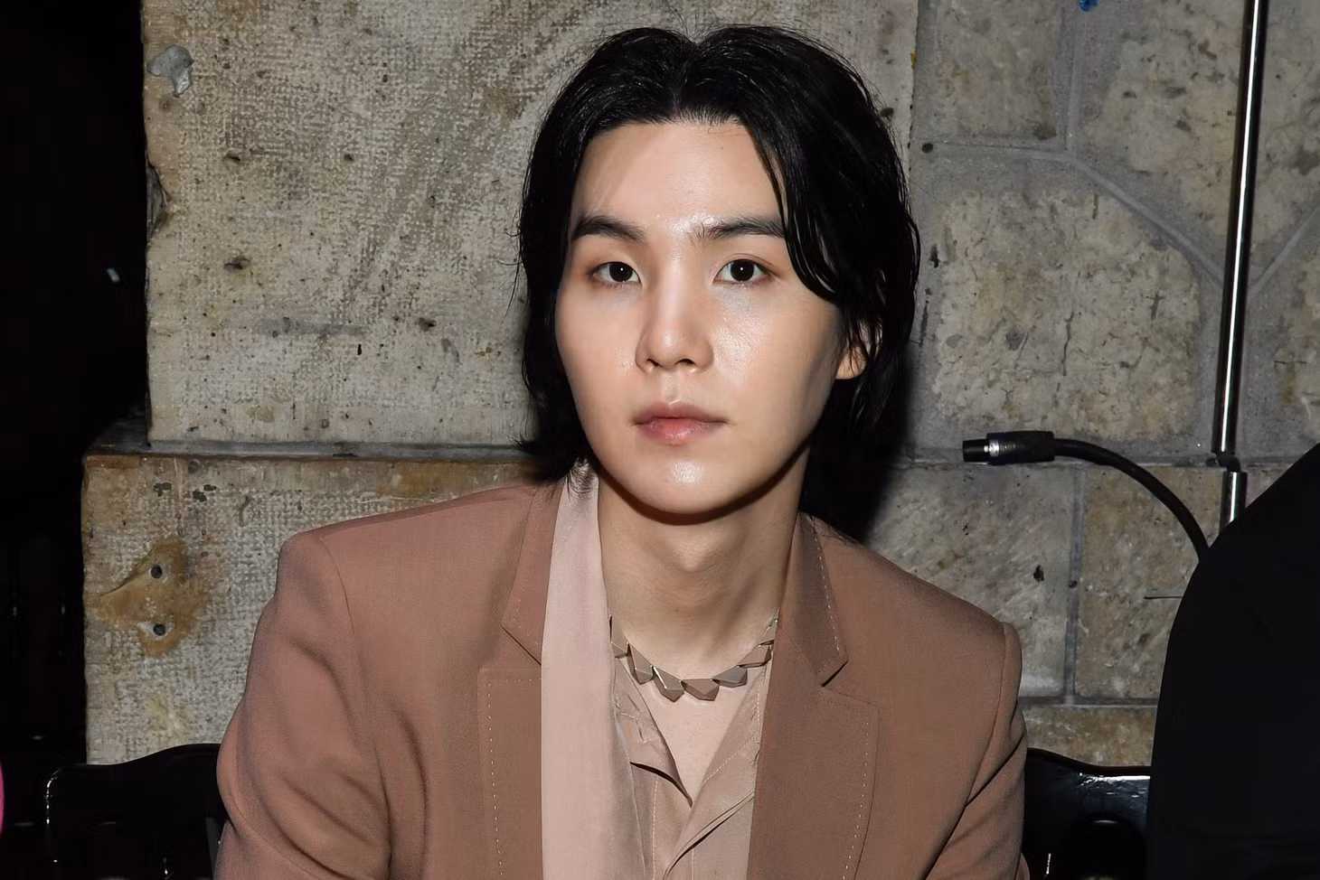 Suga bị tố lơ là nghĩa vụ công dân sau ồn ào say rượu lái xe. Ảnh: Getty Images.