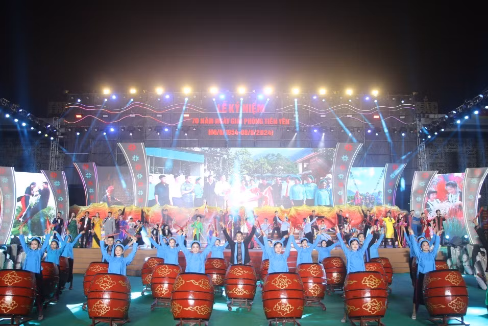 Màn trống hội chào mừng lễ kỷ niệm 70 năm Ngày Giải phóng Tiên Yên.