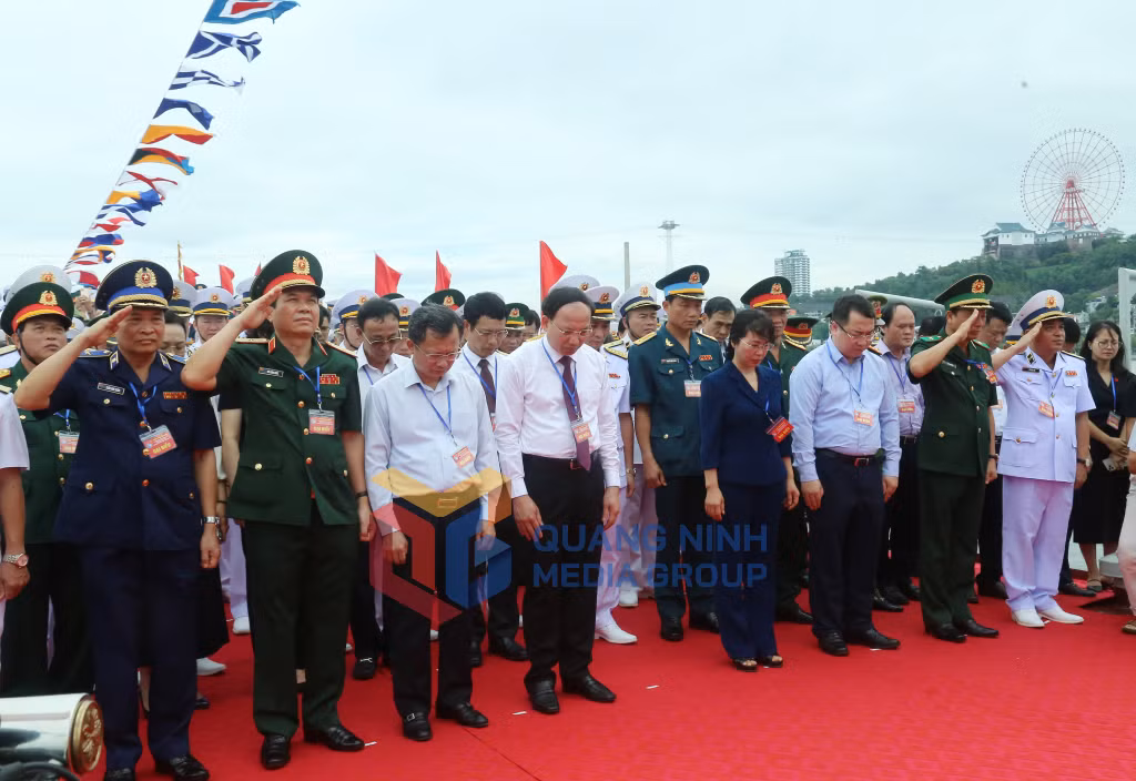 Các đại biểu dành một phút mặc niệm tại lễ tưởng niệm các anh hùng liệt sỹ và nhân dân hy sinh trong chiến thắng trận đầu.