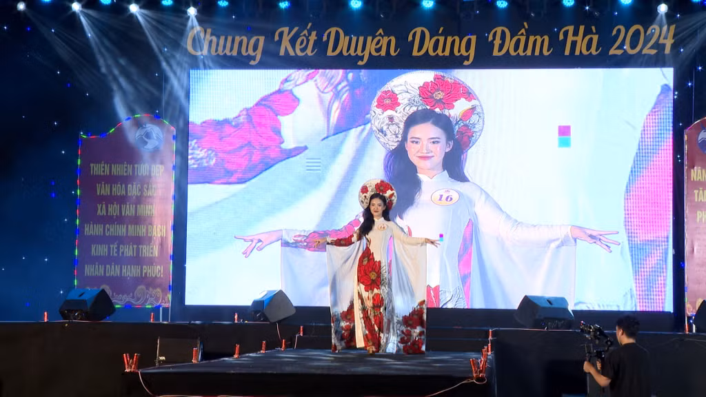 Các thí sinh thể hiện những nét đẹp duyên dáng, thướt tha trong tà áo dài truyền thống...