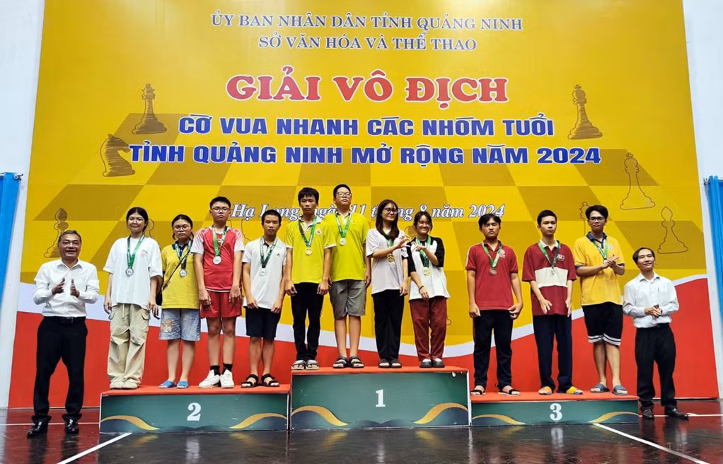 BTC trao giải cho các VĐV xuất sắc ở bảng Open.
