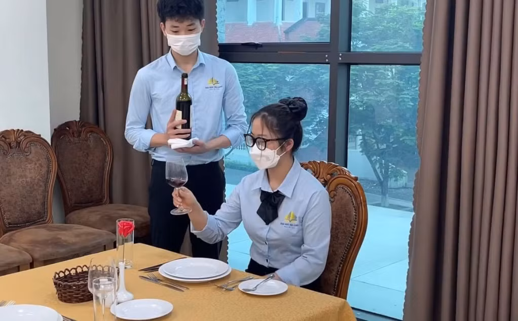 Sinh viên Khoa Du lịch (Trường Đại học Hạ Long) thực hành pha chế đồ uống.