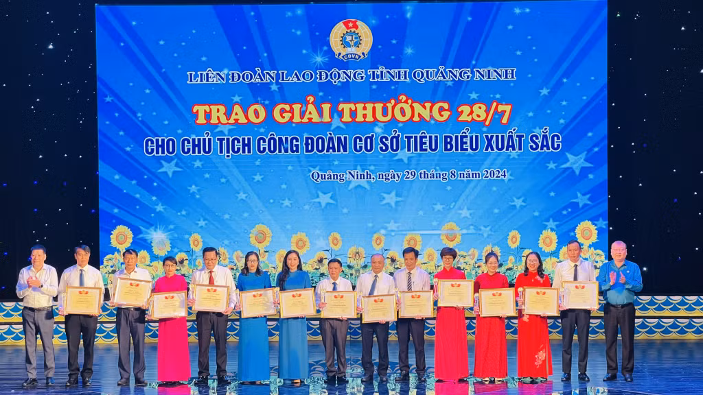 Các chủ tịch Công đoàn cơ sở xuất sắc được trao Giải thưởng 28/7. 