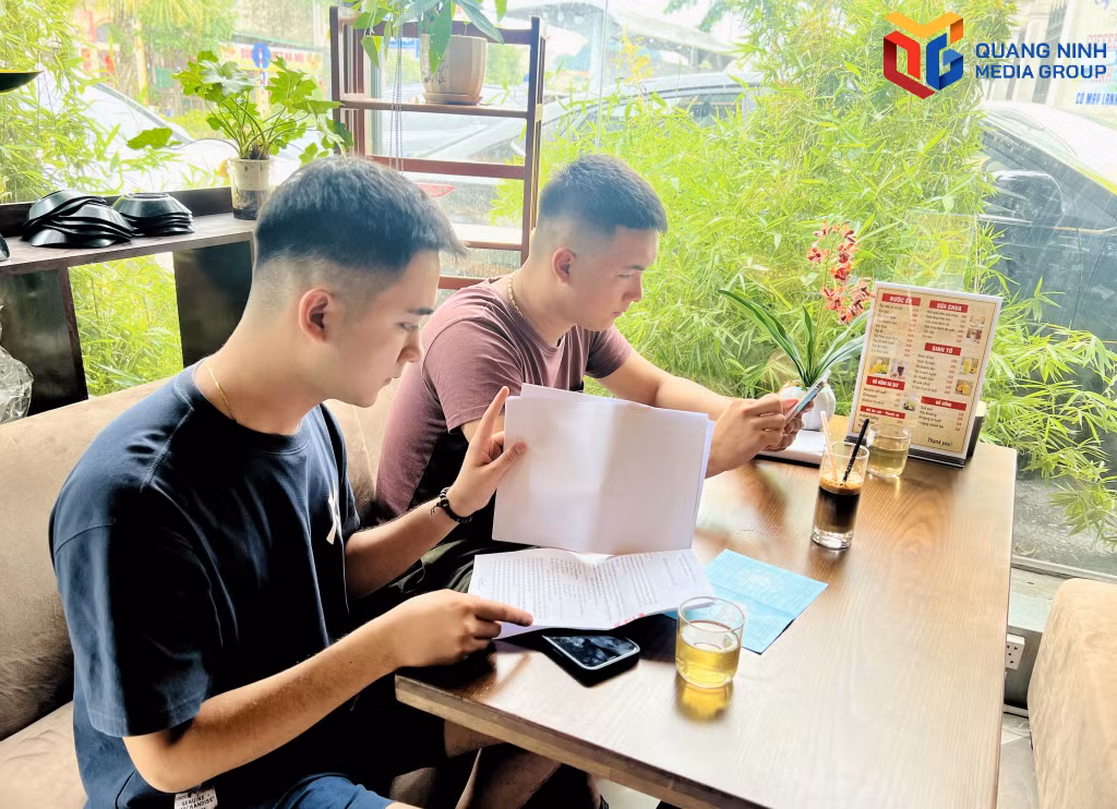 Anh Nguyễn Minh Thành (áo nâu) cùng người thân thực hiện quy trình nộp hồ sơ đăng ký xe trực tuyến.