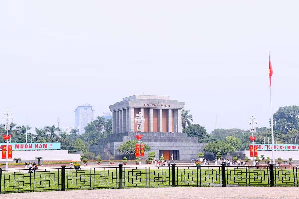 Khu vực Lăng Chủ tịch Hồ Chí Minh, Quảng trường Ba Đình rực rỡ cờ hoa.