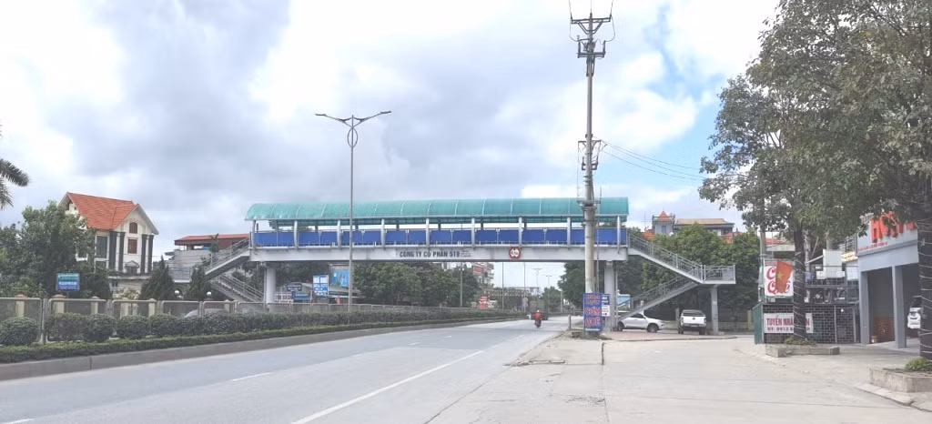 Cầu vượt qua đường đưa vào sử dụng năm 2019 đã giảm tải, đảm bảo ATGT, nhất là đối với học sinh 2 trường tiểu học và mầm non Yên Thanh (phường Yên Thanh, TP Uông Bí)..jpg	