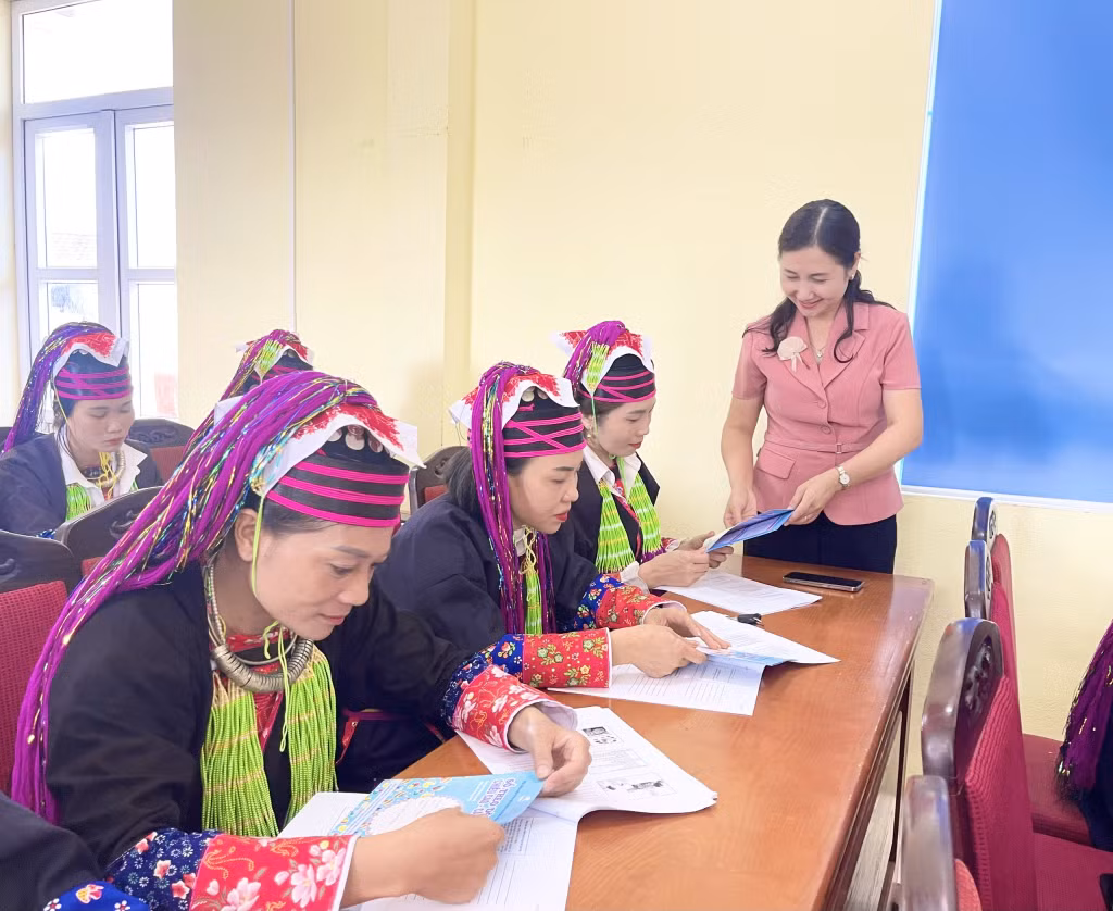 Hội LHPN huyện Hải Hà phát tài liệu tập huấn về cải thiện dinh dưỡng, thể lực cho trẻ em vùng cao, vùng đồng bào dân tộc thiểu số, miền núi.