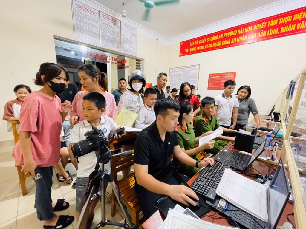 Công an TP Móng Cái tổ chức cấp Căn cước cho người dân.