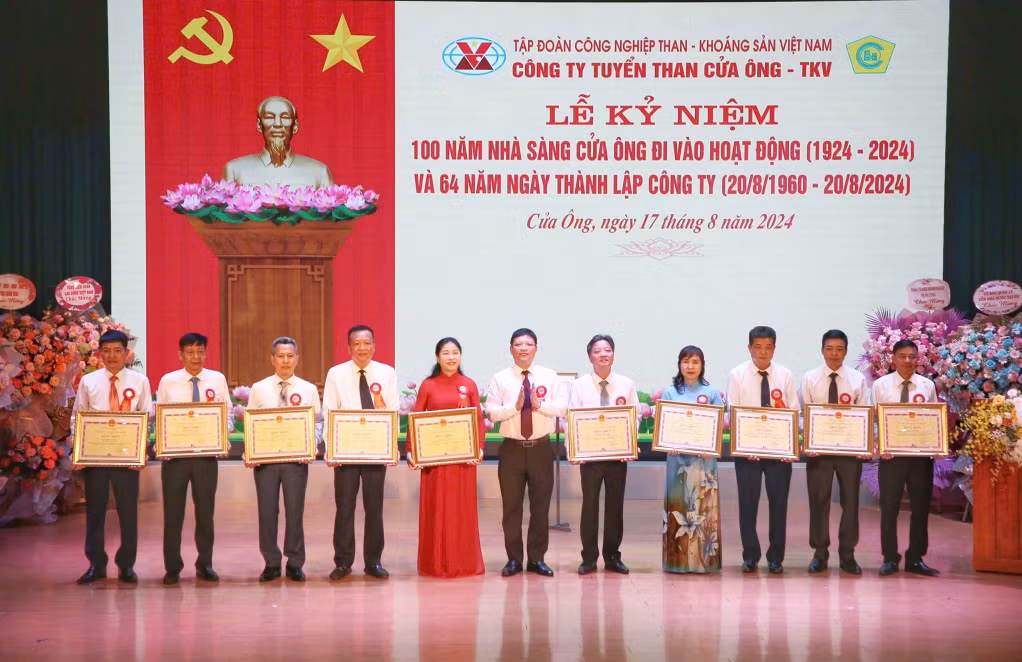 Đồng chí Nghiêm Xuân Cường, Phó Chủ tịch UBND tỉnh Quảng Ninh trao Bằng khen cho các cá nhân có thành tích xuất sắc trong phong trào thi đua chào mừng kỷ niệm 100 năm Nhà sàng Cửa Ông.