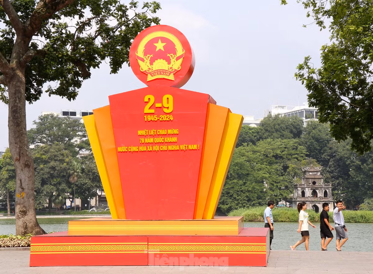 Để chào mừng kỷ niệm 79 năm Cách mạng tháng Tám và Quốc khánh 2/9 (2/9/1945 - 2/9/2024), trên khắp các con phố tại Thủ đô Hà Nội đã được trang hoàng rực rỡ.