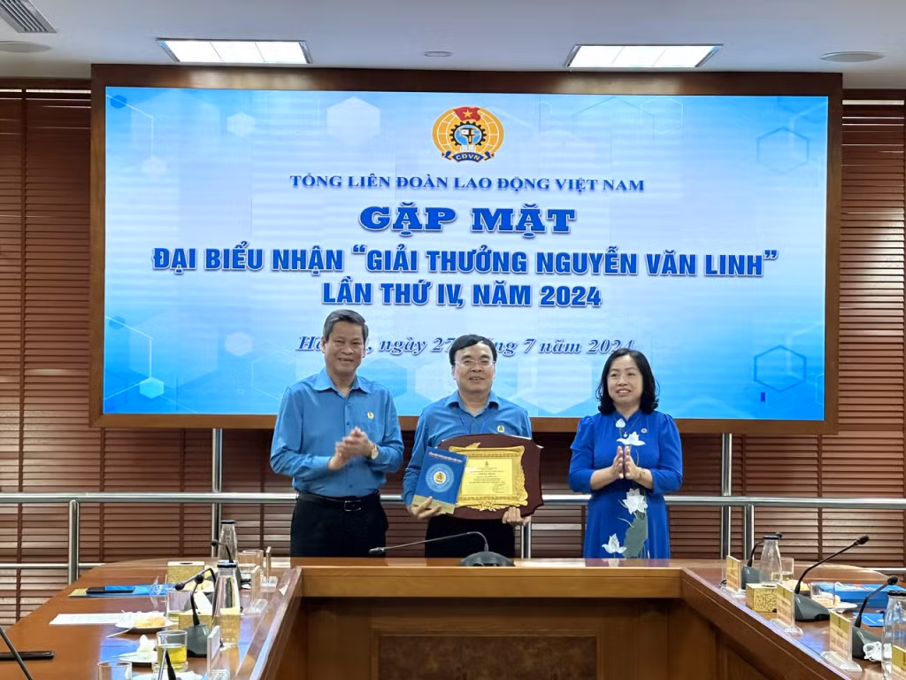 Anh Đỗ Văn Tăng là một trong 10 cán bộ công đoàn được lãnh đạo Tổng LĐLĐ gặp mặt nhân dịp nhận Giải thưởng Nguyễn Văn Linh.
