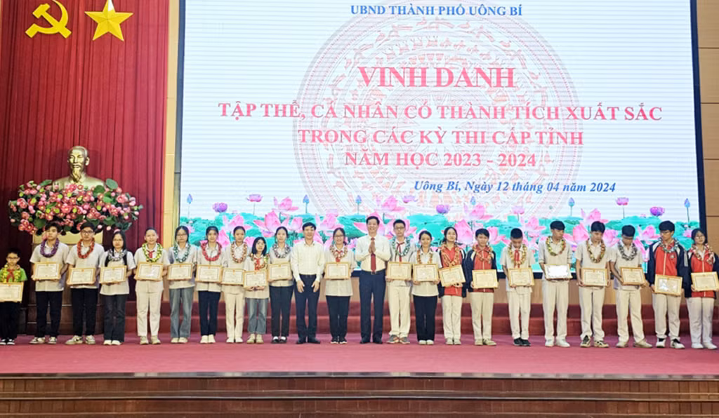TP Uông Bí khen thưởng học sinh đoạt giải các kỳ thi cấp tỉnh năm học 2023-2024.
