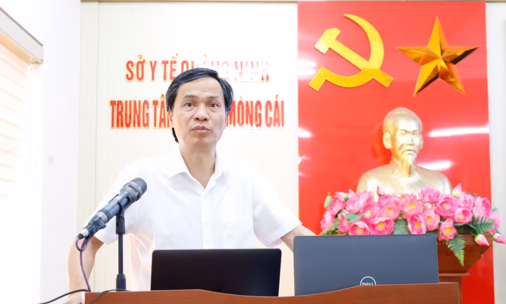Phó giáo sư, Tiến sỹ Đồng Văn Hệ - Giám đốc Trung tâm Điều phối ghép tạng Quốc gia truyền đạt các nội dung về ghép tạng.